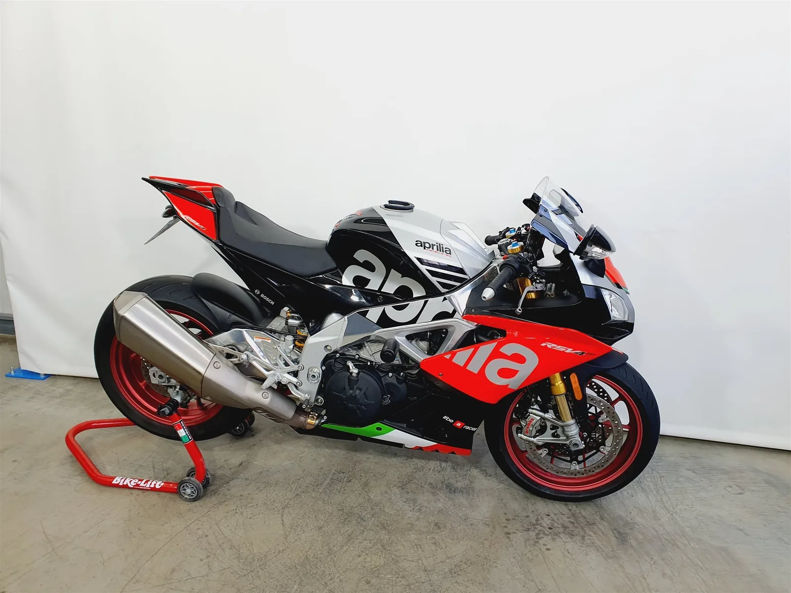 Aprilia RSV4 RF \*TFT\*Superpole\*KD Neu\*SC-Project\*Öhlins\*9512km\*