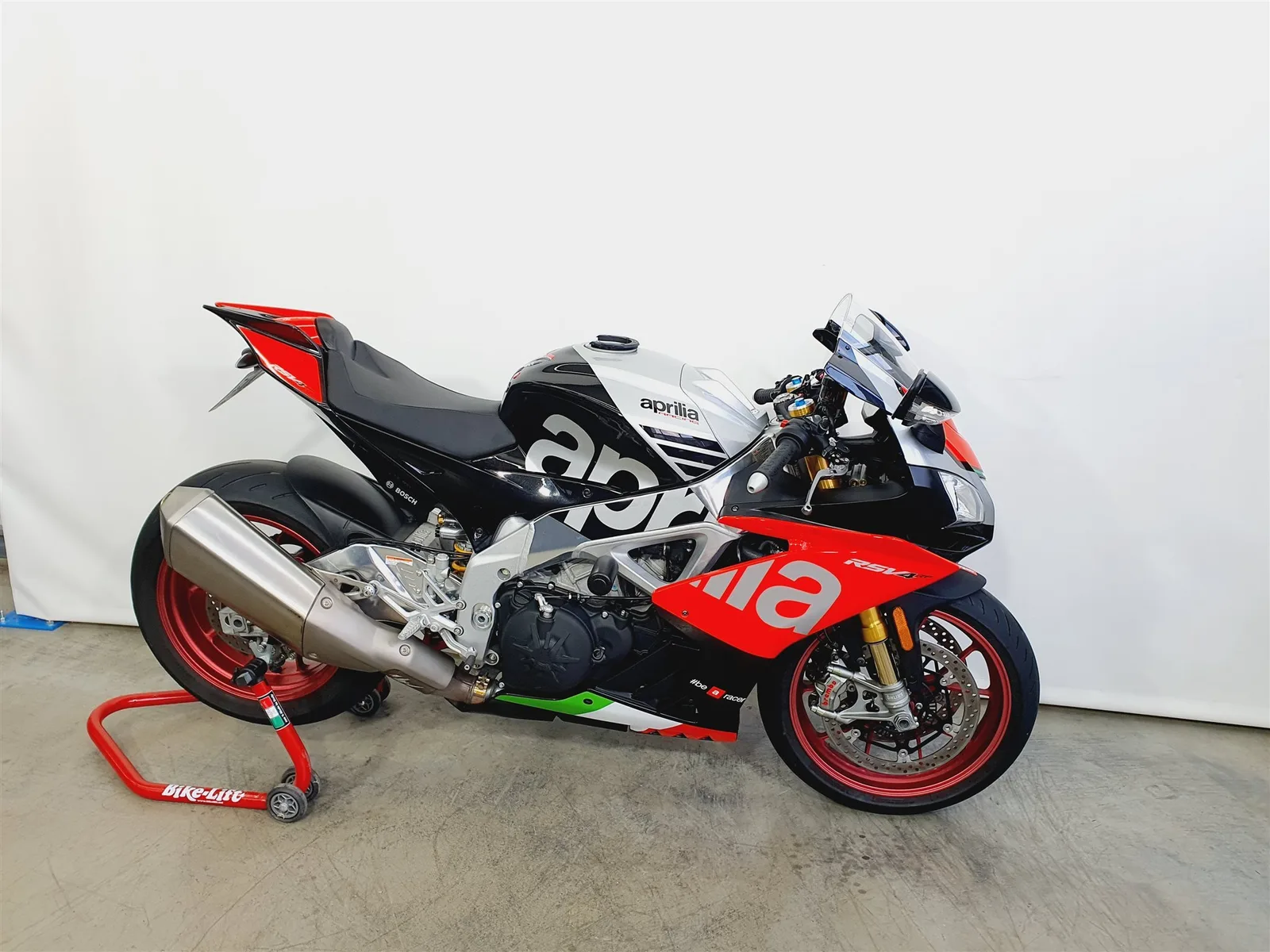 Aprilia RSV4 RF \*TFT\*Superpole\*KD Neu\*SC-Project\*Öhlins\*9512km\*