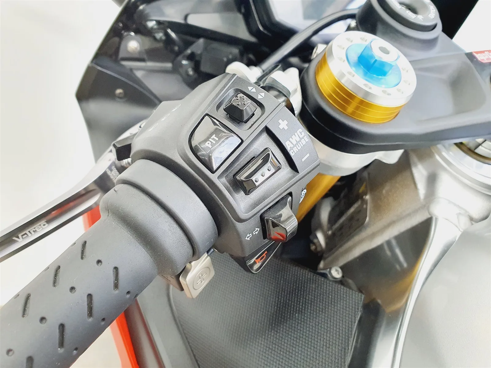 Aprilia RSV4 RF \*TFT\*Superpole\*KD Neu\*SC-Project\*Öhlins\*9512km\*