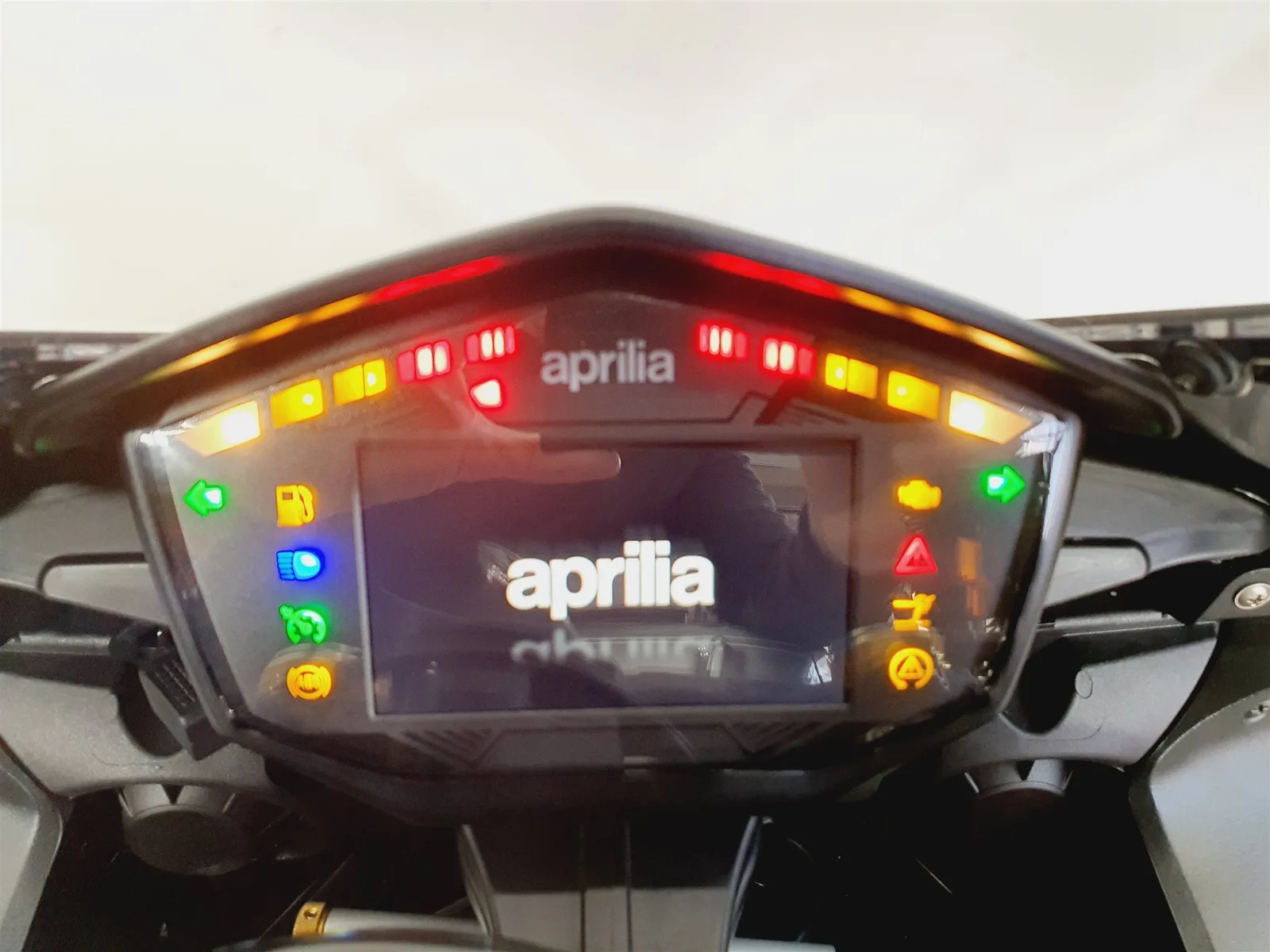 Aprilia RSV4 RF \*TFT\*Superpole\*KD Neu\*SC-Project\*Öhlins\*9512km\*
