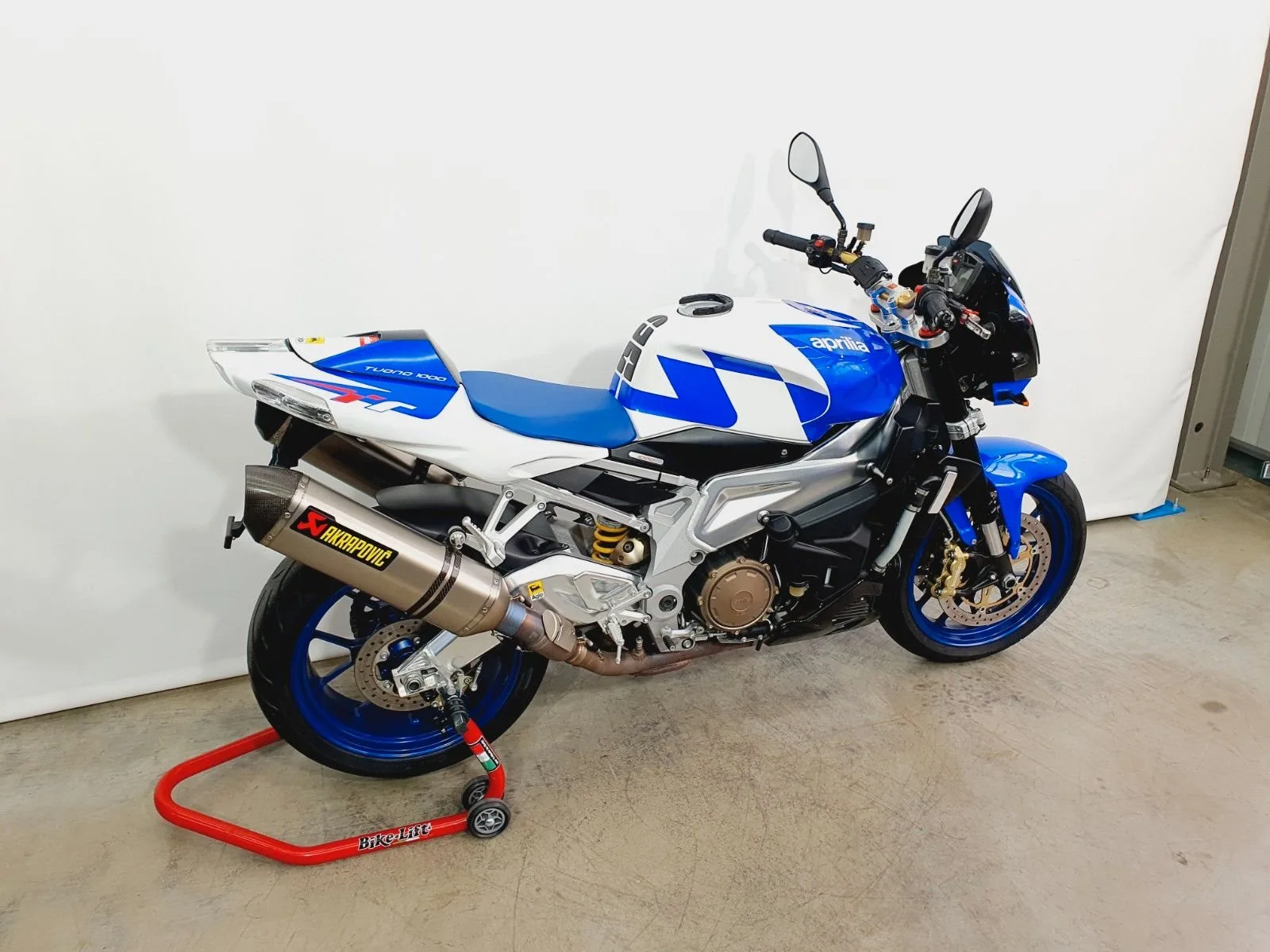 Aprilia RSV 1000 Tuono \*1.Hd\*KD/ReifenNEU\*Akrapovic\*wNEU\*