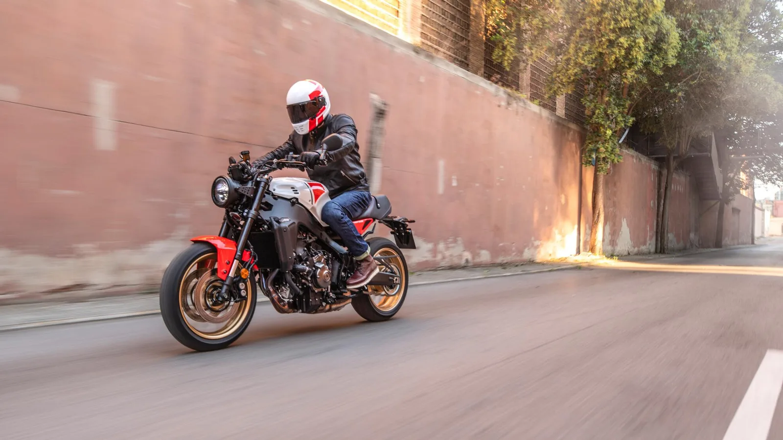 Yamaha XSR900, MY 2024 - Legend Red