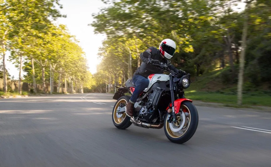 Yamaha XSR900, MY 2024 - Legend Red