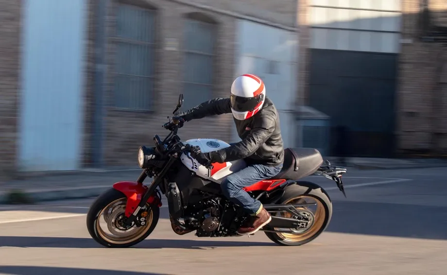 Yamaha XSR900, MY 2024 - Legend Red