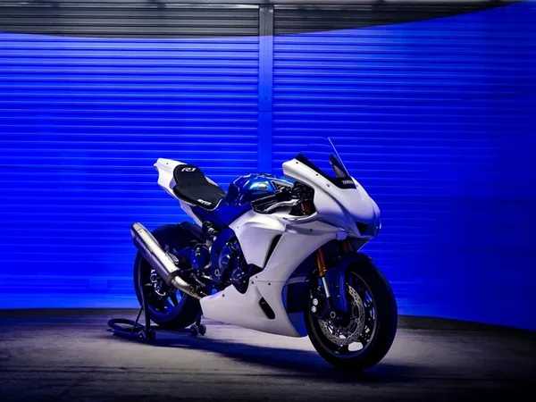 Yamaha R1 GYTR, MY 2023- Primer White