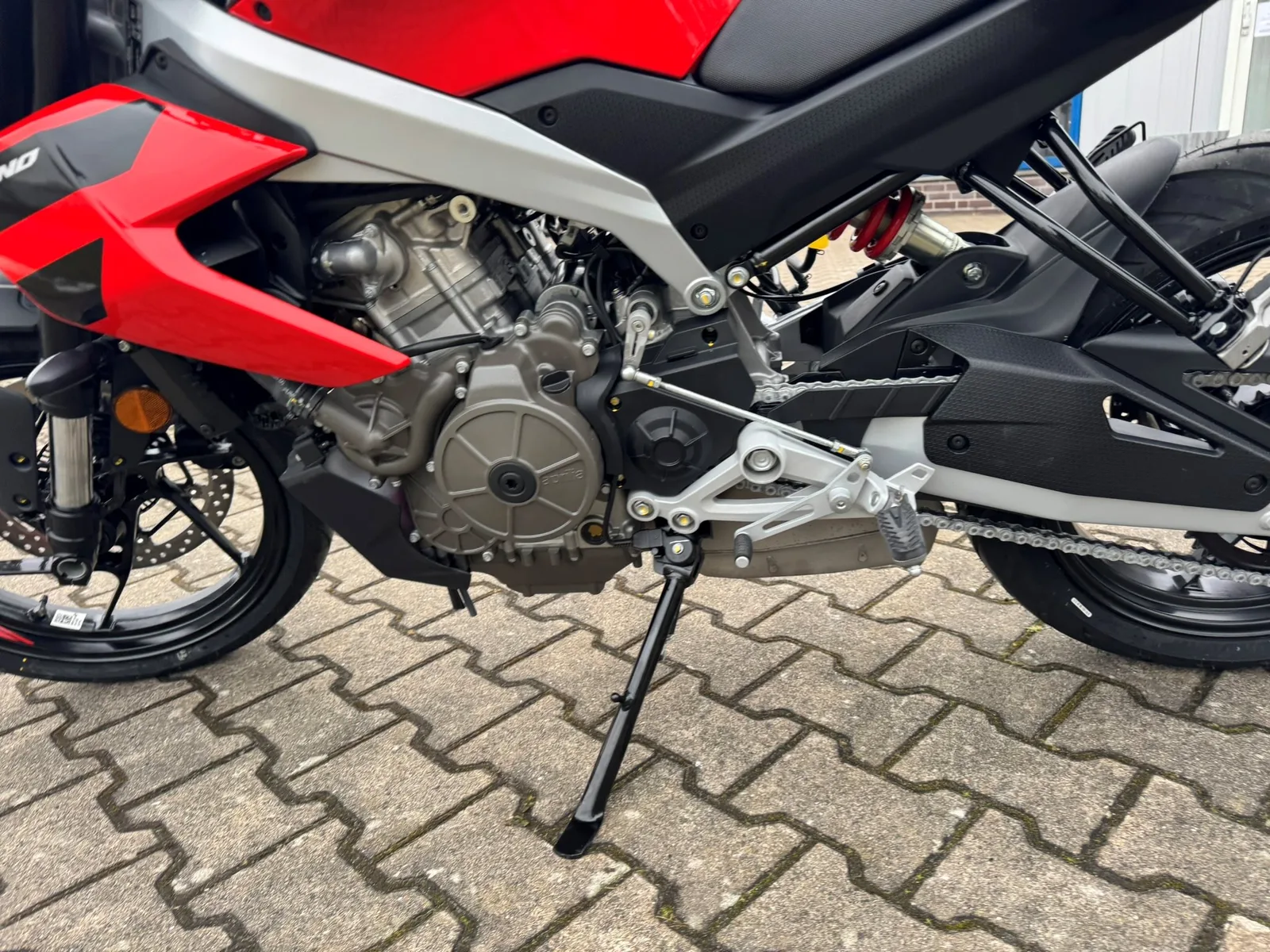 Aprilia Tuono 457