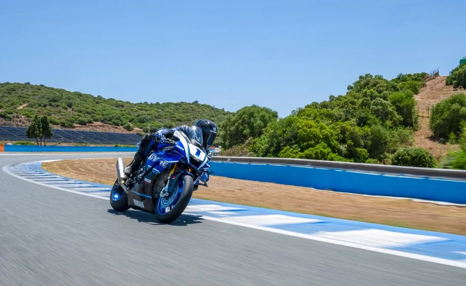 Yamaha R1 GYTR, MY 2025 - Primer Black