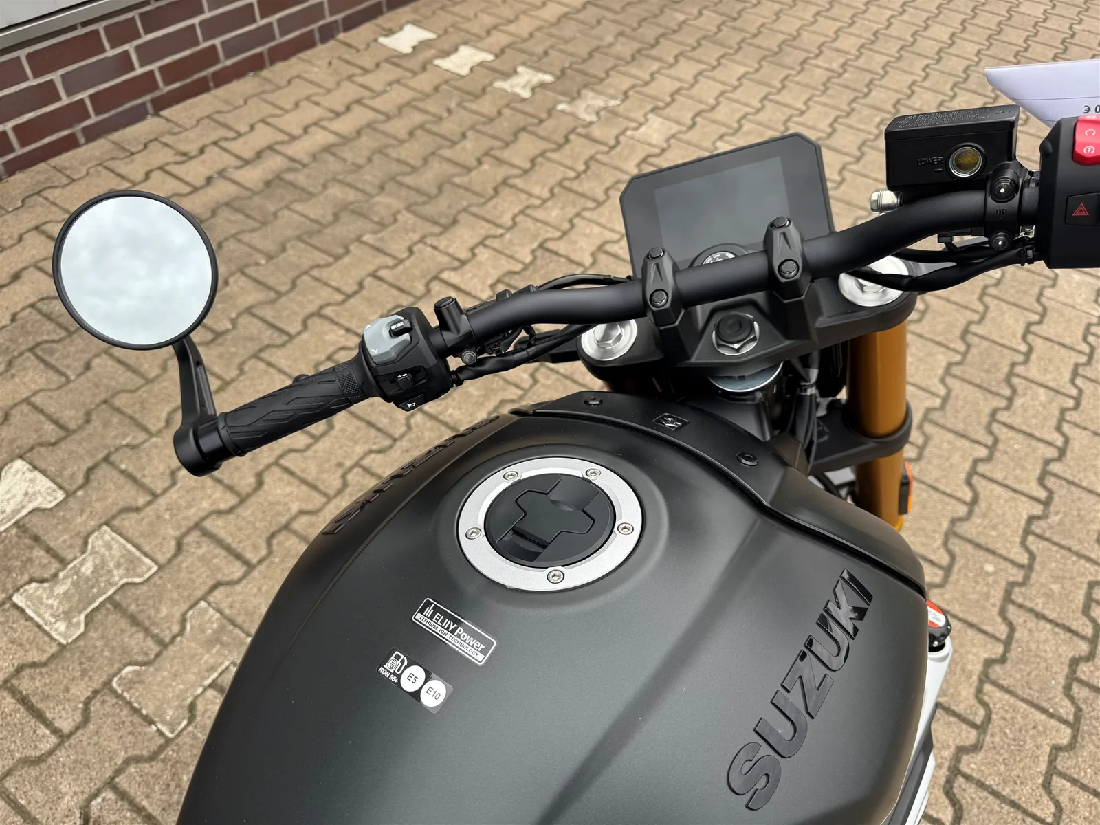 Suzuki GSX-8T