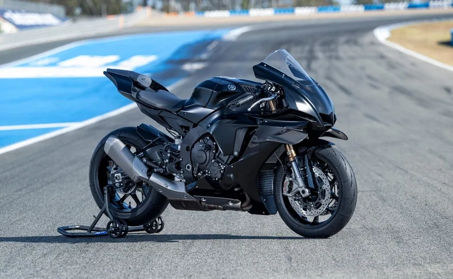 Yamaha R1 RACE, MY 2025 - Tech Black