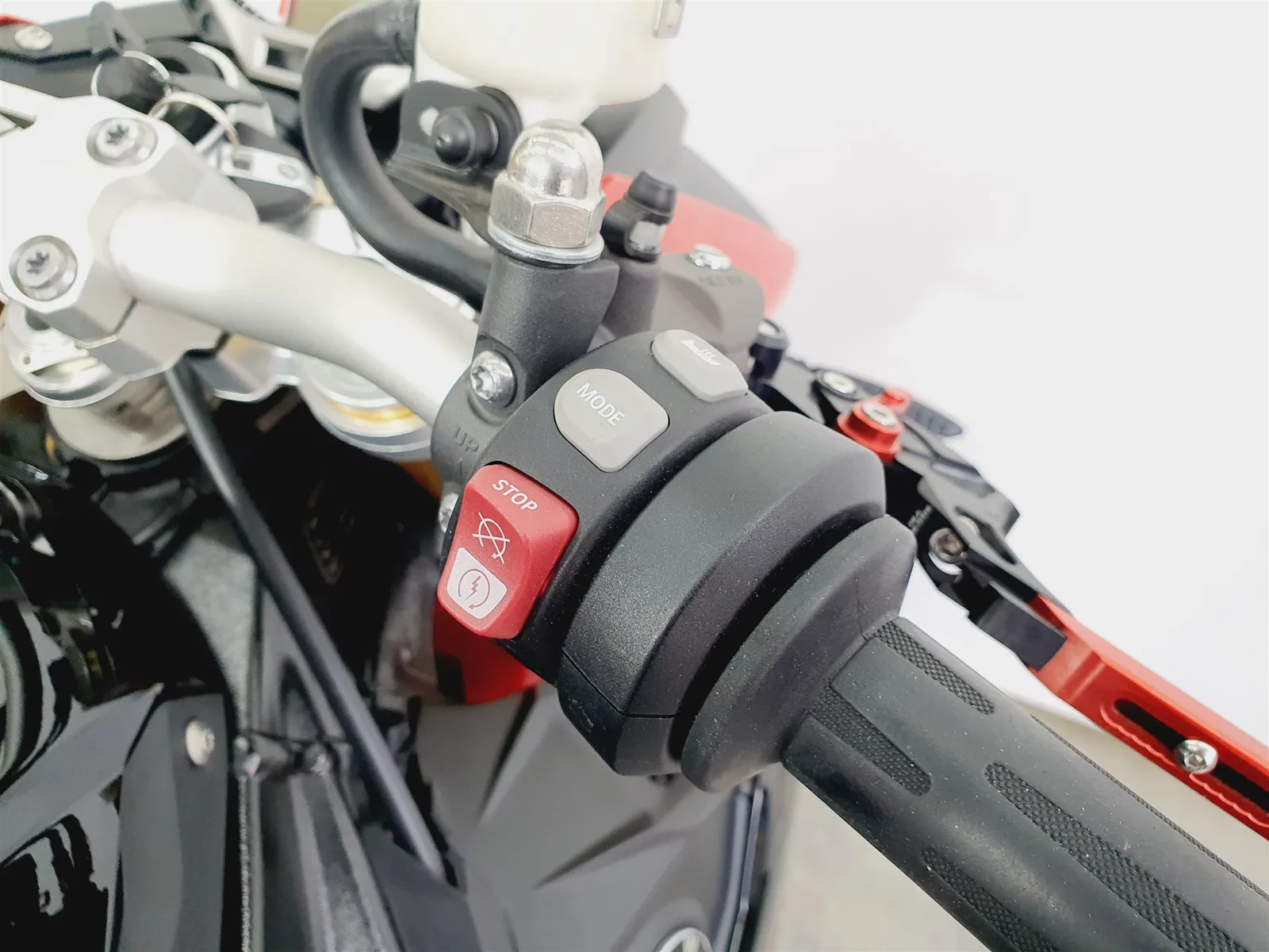 BMW S 1000 R \*KD NEU\*Reifen NEU\*Akrapovic\*16170km\*HP\*SC-Project\*