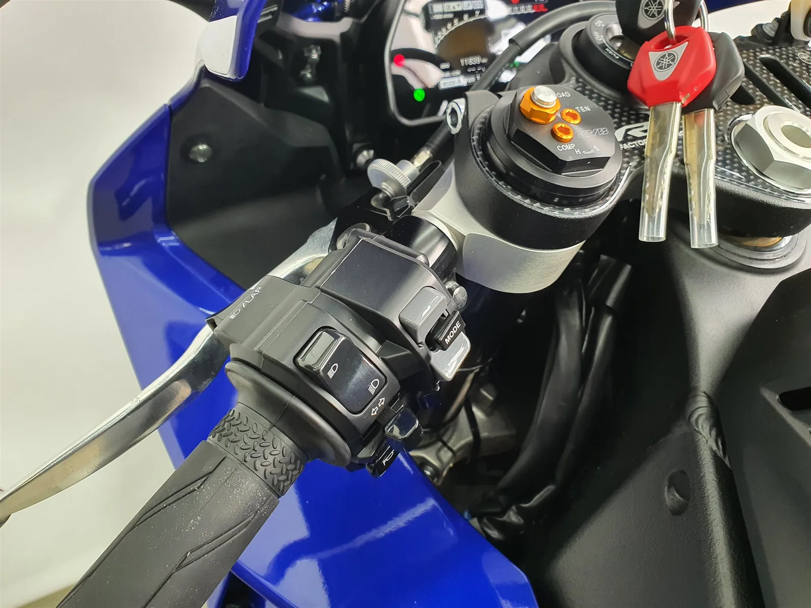 Yamaha R1 \*KD NEU\*Akrapovic\*Carbon\*LED\*MRA\*RN65\*