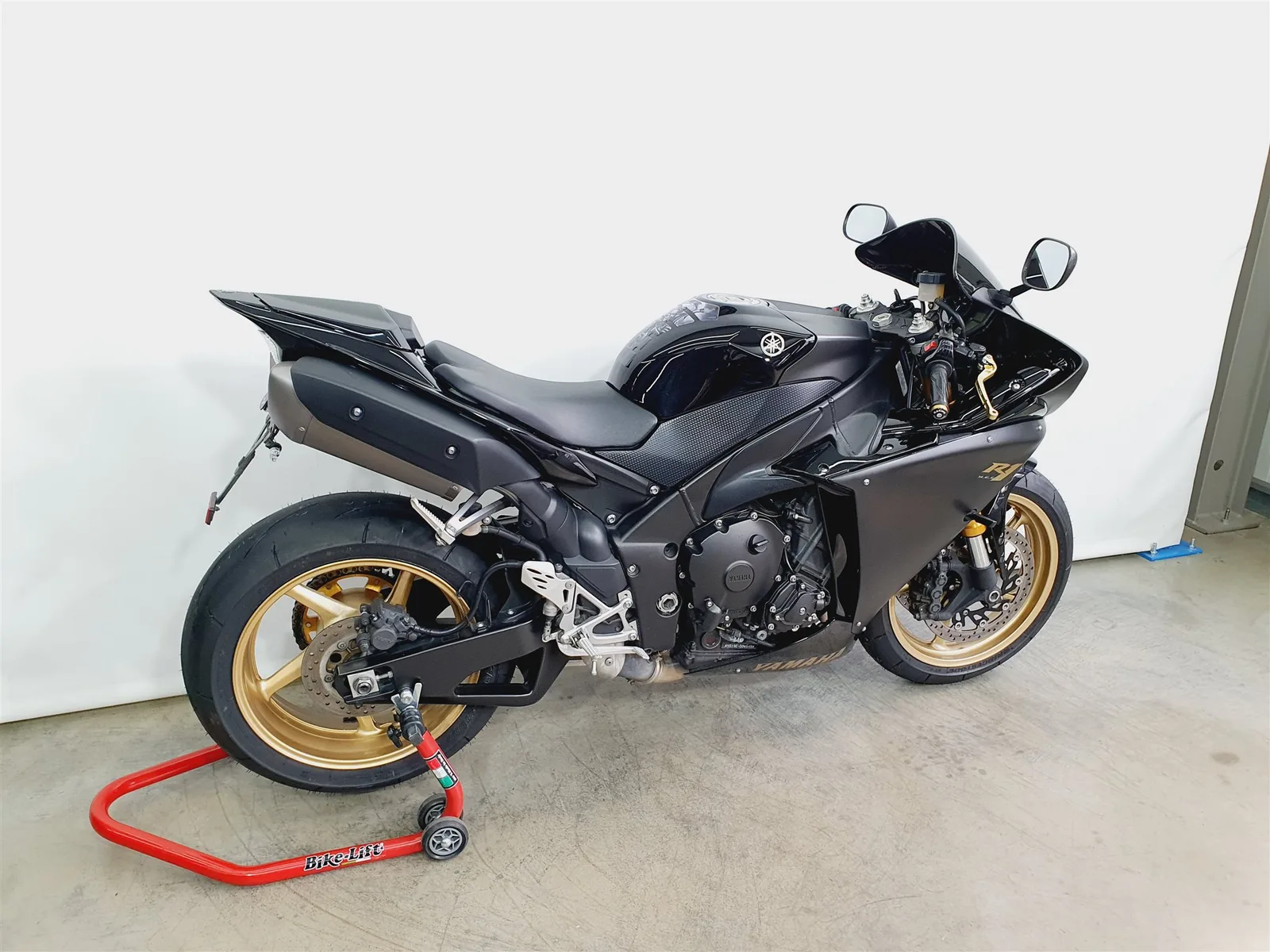 Yamaha R1 \*KD/Reifen/HU NEU\*LED Blinker\*MRA\*Schwarz\*Gold\*RN22\*