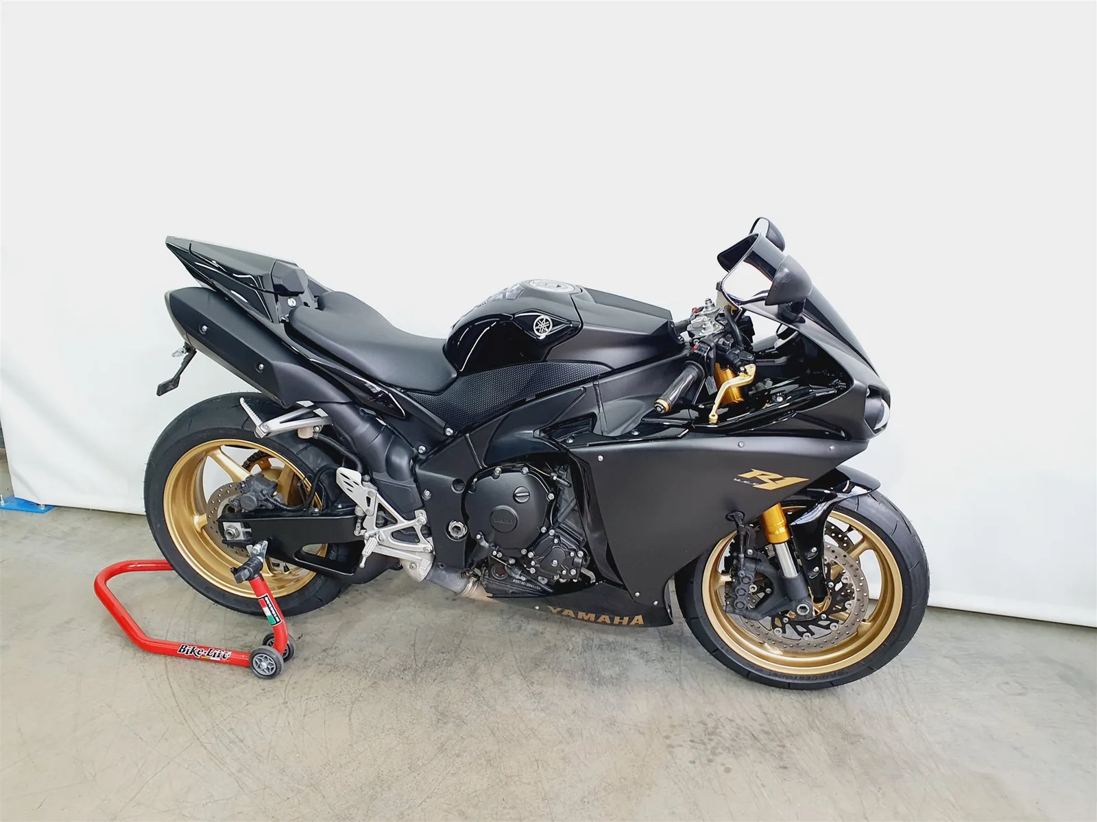 Yamaha R1 \*KD/Reifen/HU NEU\*LED Blinker\*MRA\*Schwarz\*Gold\*RN22\*