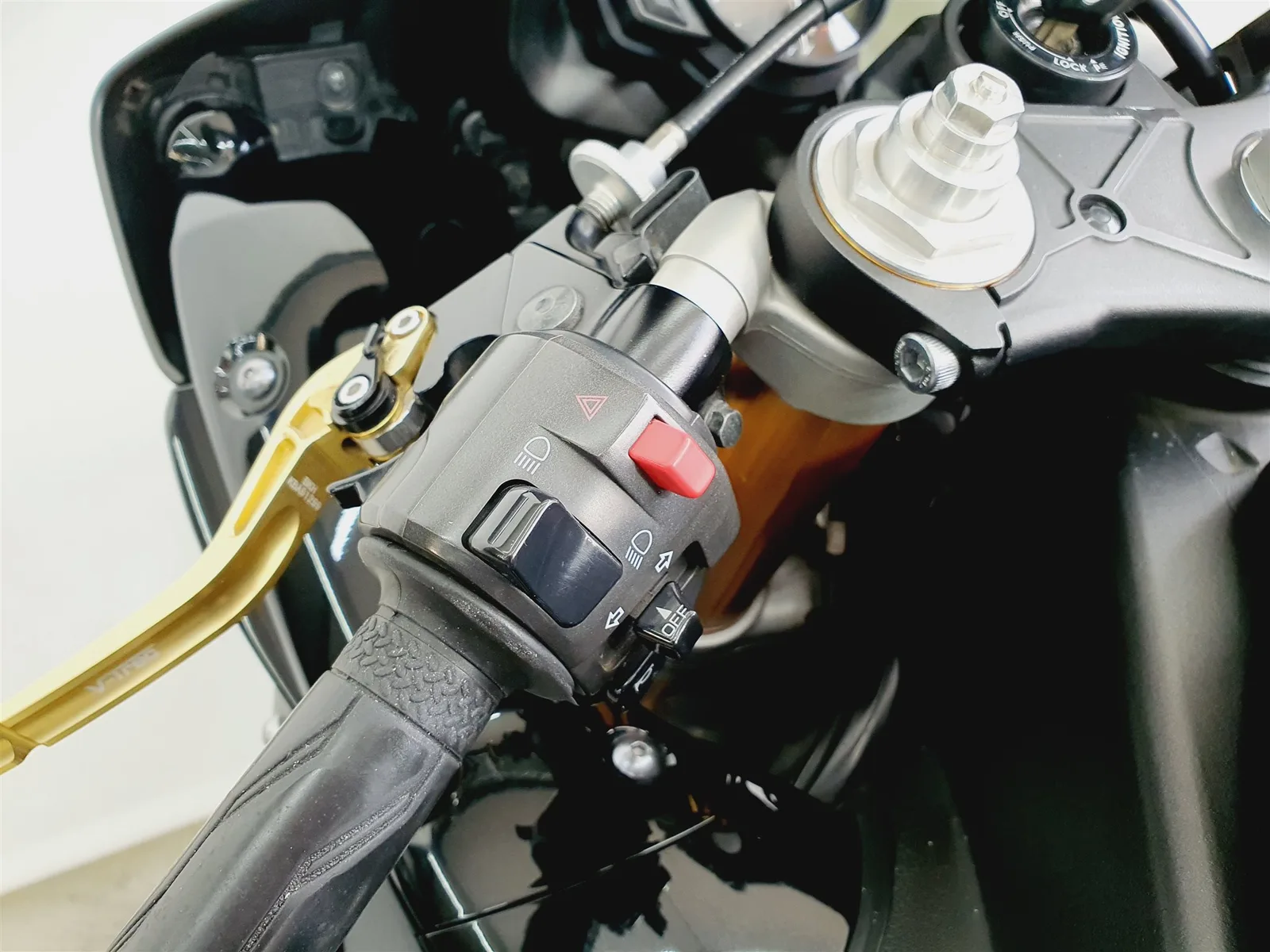 Yamaha R1 \*KD/Reifen/HU NEU\*LED Blinker\*MRA\*Schwarz\*Gold\*RN22\*