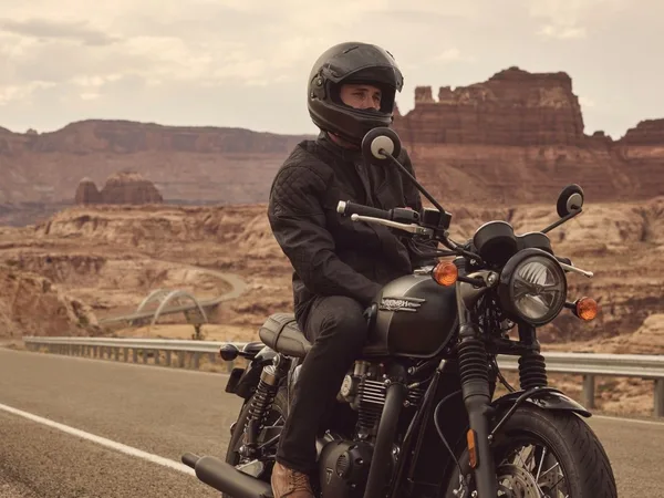 Triumph Bonneville T120 Black