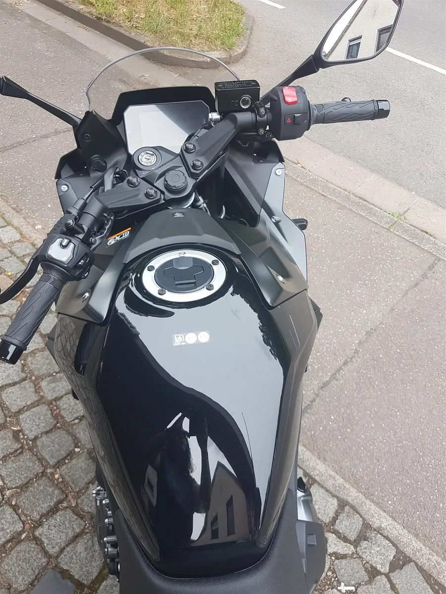 Suzuki GSX-8R Schwarz MY24