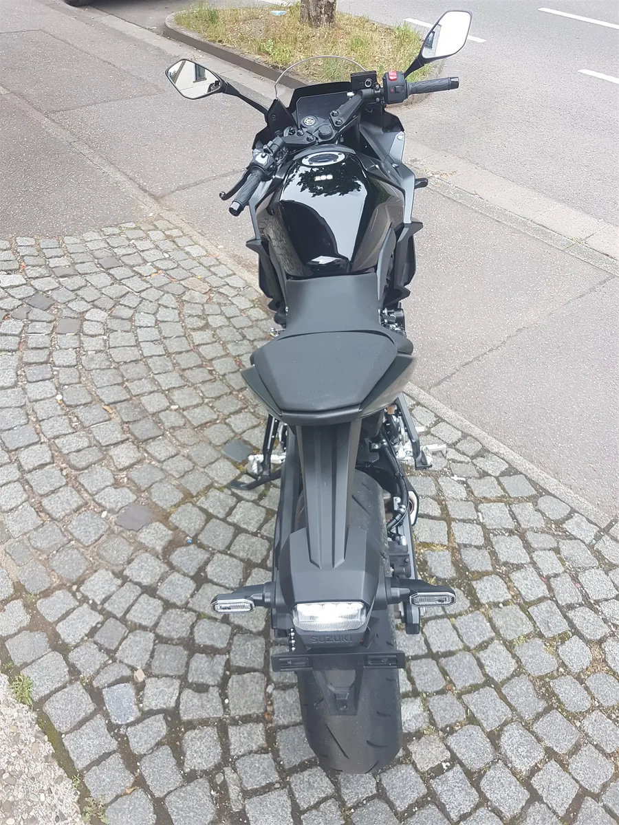 Suzuki GSX-8R Schwarz MY24