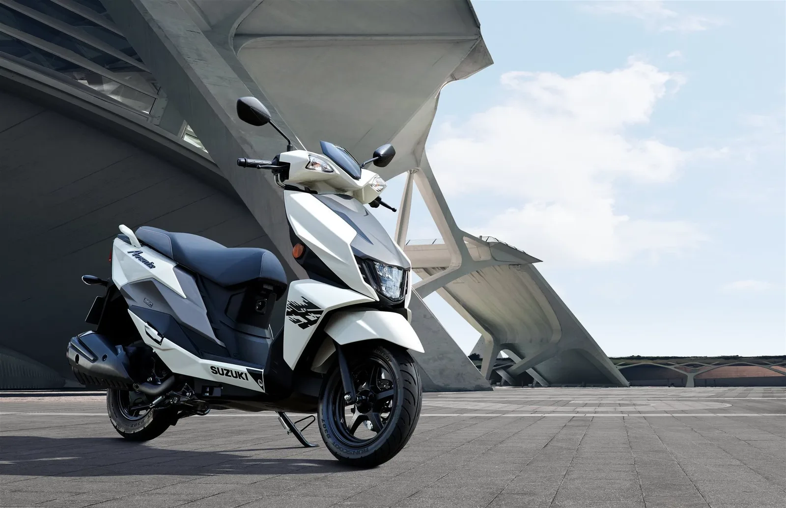 Suzuki Avenis 125 Grau Weiß, MY24 Demo