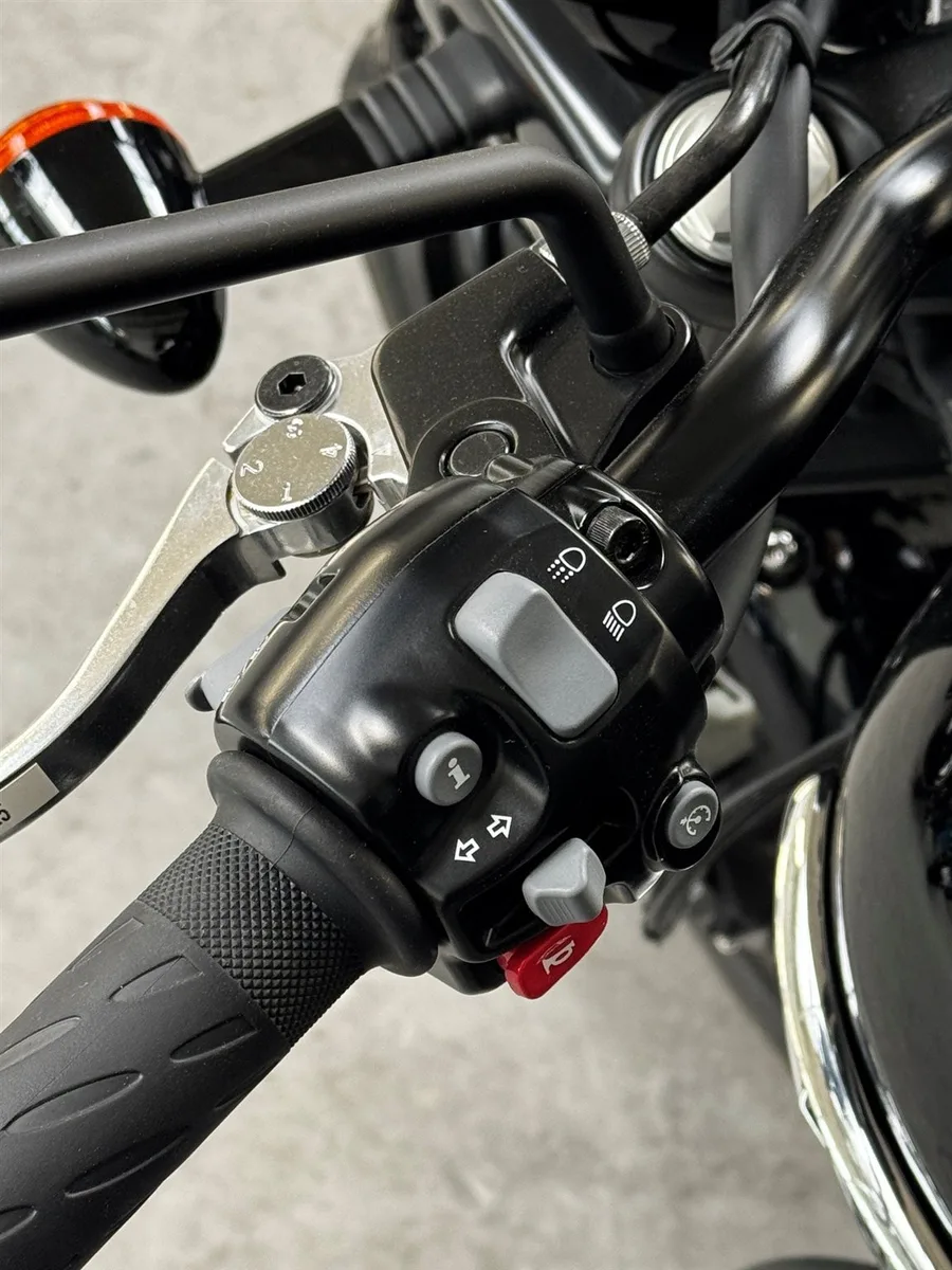 Triumph Bonneville T120 Black
