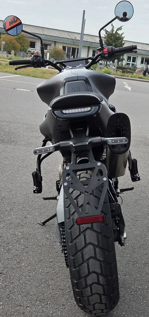 Husqvarna Svartpilen 801