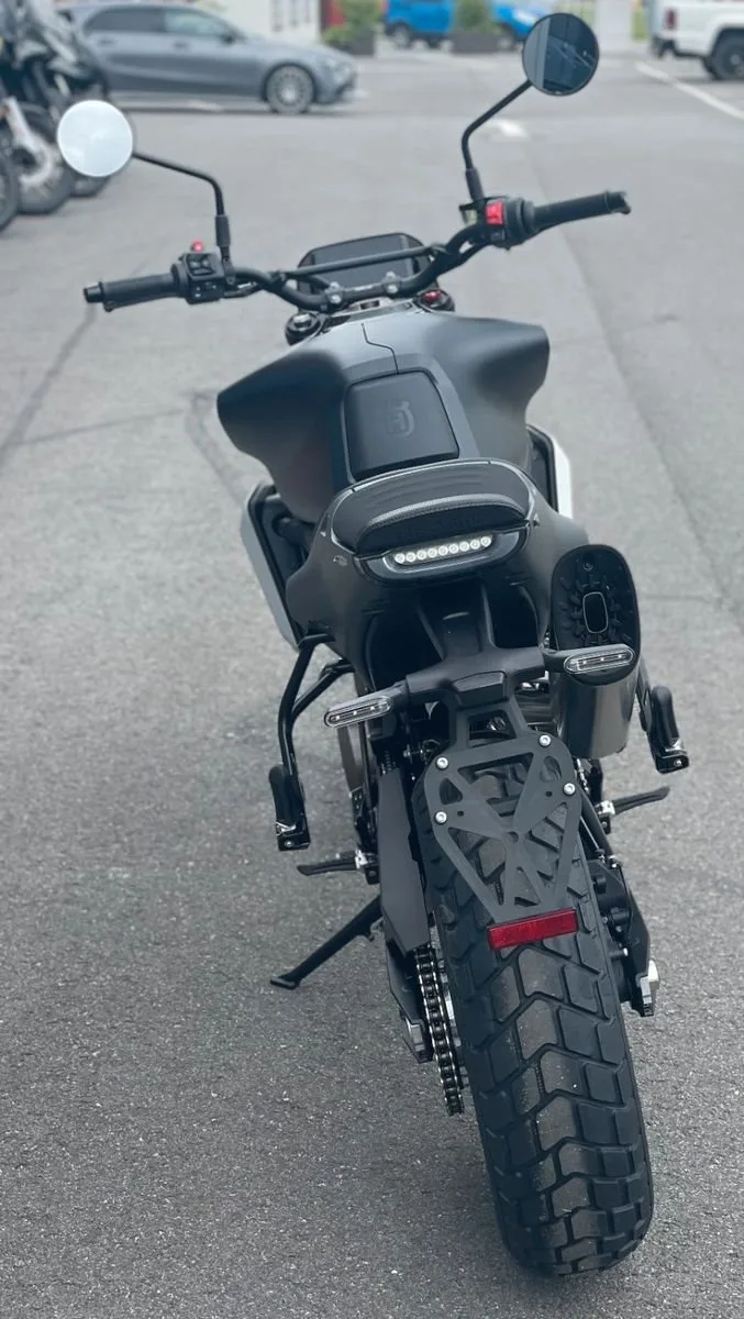 Husqvarna Svartpilen 801