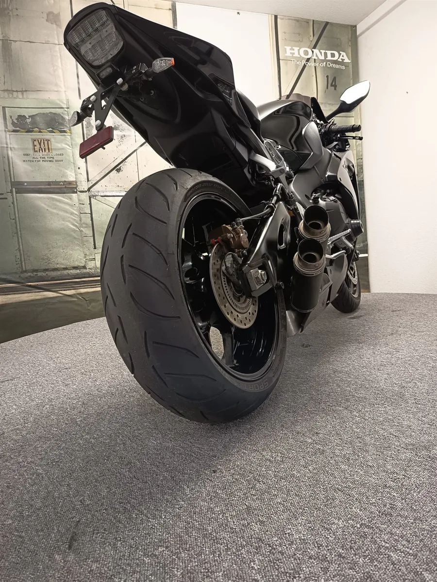 Honda CBR1000RR Fireblade tiefer gelegt
