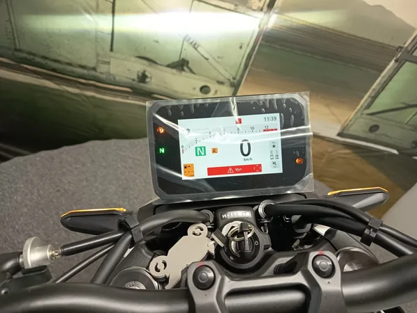 Honda CB1000 Hornet in grau und weiß verfügbar