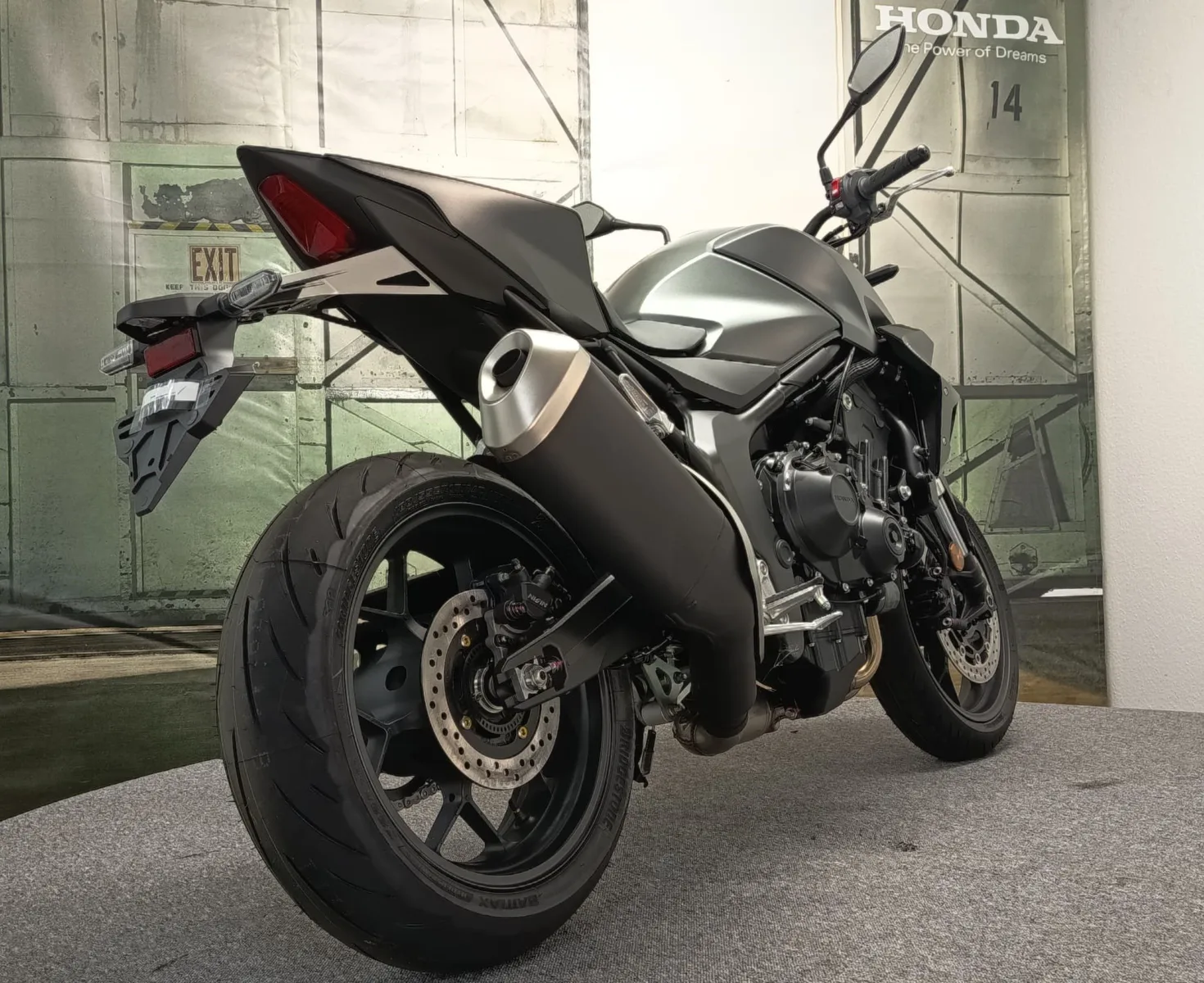 Honda CB1000 Hornet in grau und weiß verfügbar