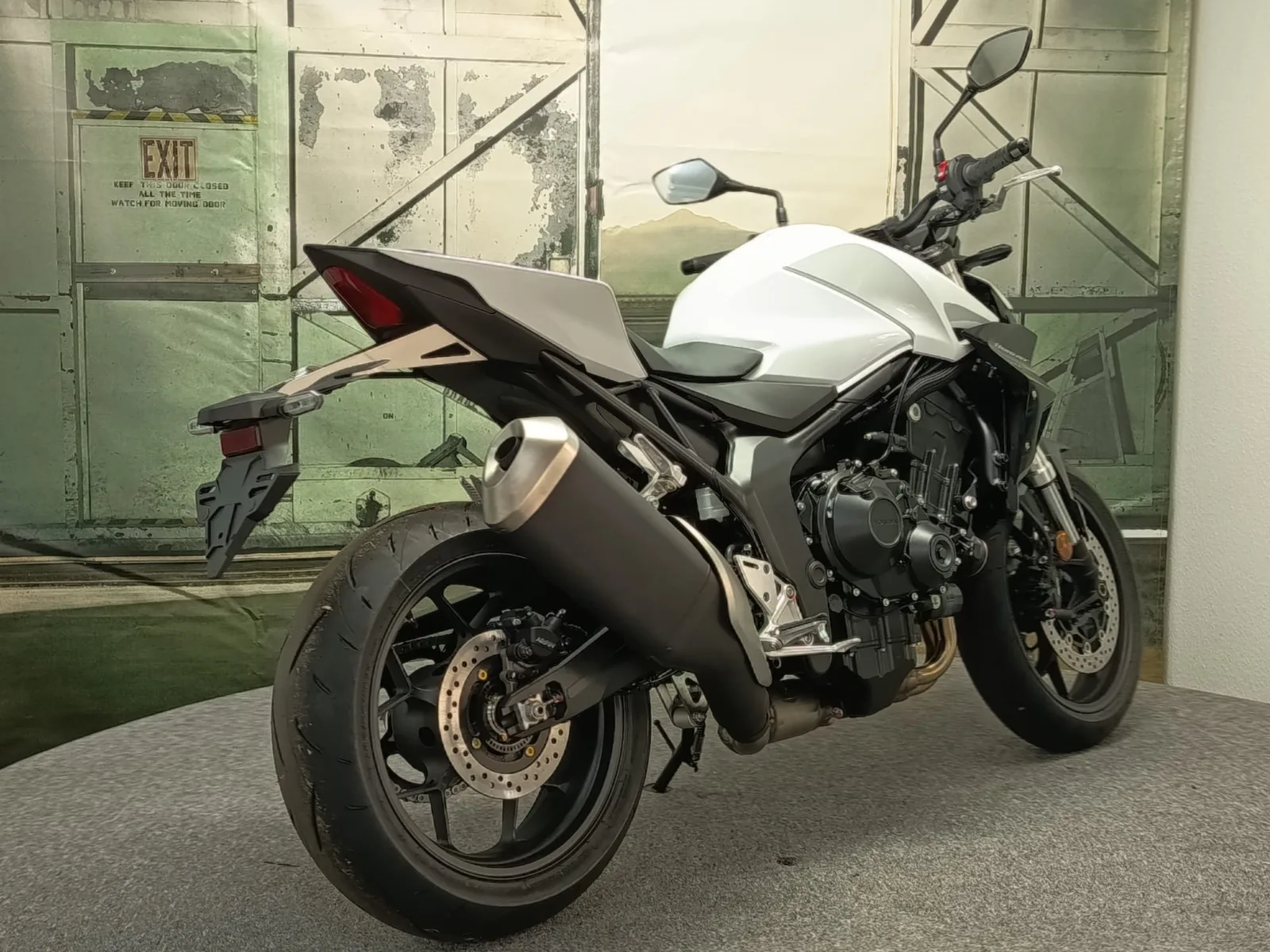 Honda CB1000 Hornet in grau und weiß verfügbar