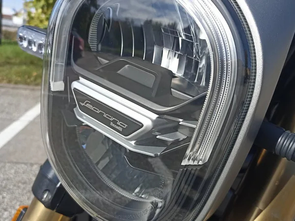 Benelli Leoncino 800