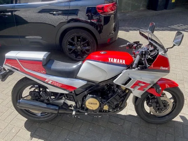 Yamaha FZ 750