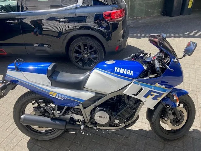 Yamaha FZ 750