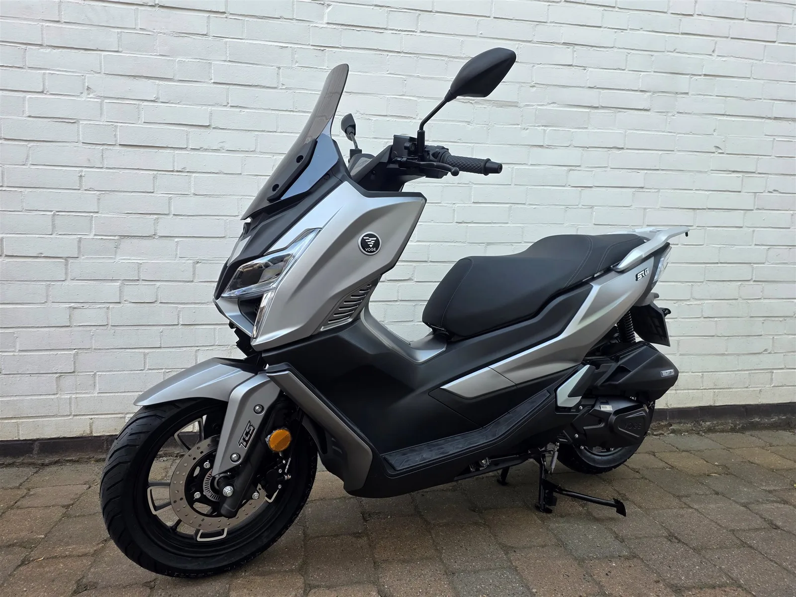 Voge SR1 125 ABS TCS Keyless, TFT Display, Träger