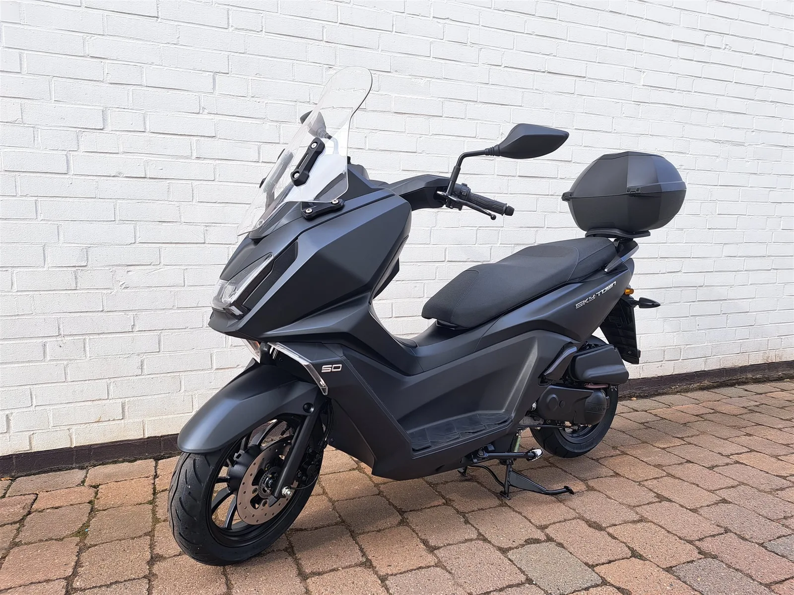 Kymco Sky Town 125i ABS Top Case und Windschild