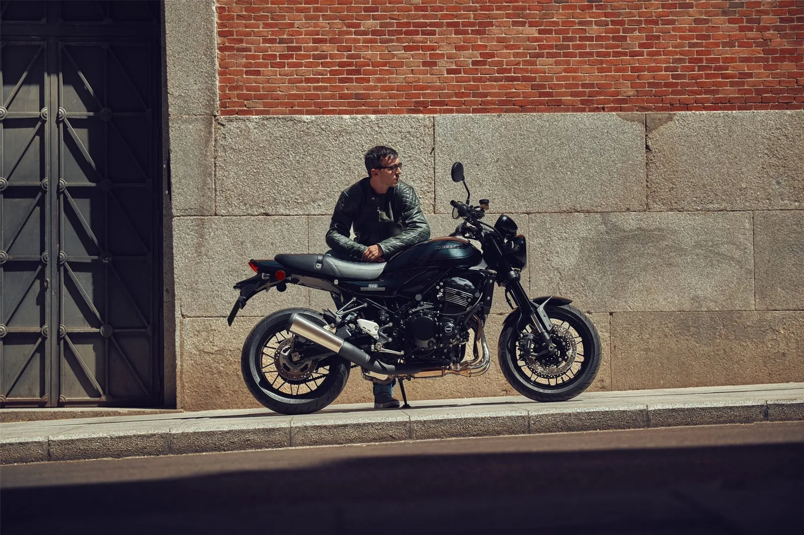 Kawasaki Z900 RS Black Ball Edition Neufahrzeug