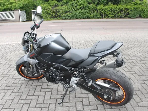 Suzuki GSR 750