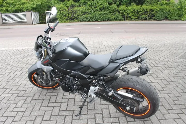 Suzuki GSR 750