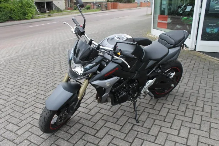Suzuki GSR 750