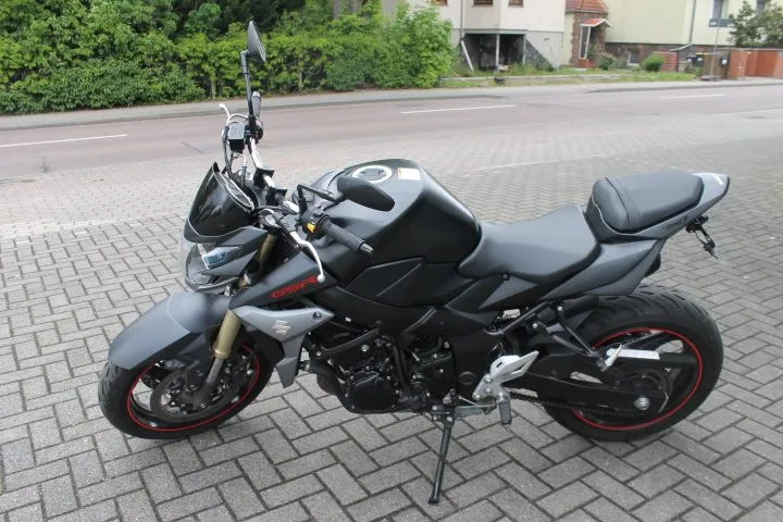 Suzuki GSR 750