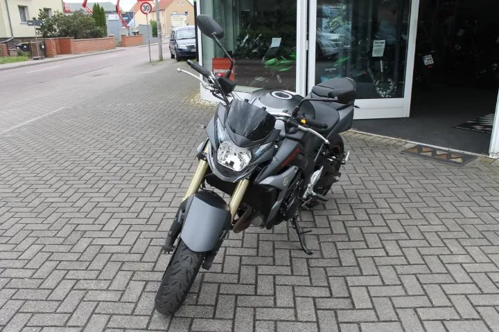 Suzuki GSR 750