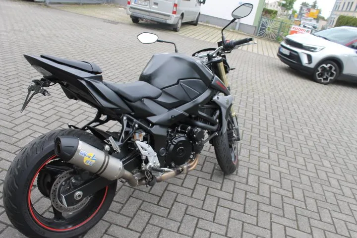 Suzuki GSR 750