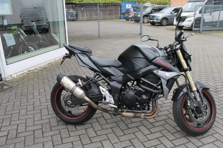 Suzuki GSR 750