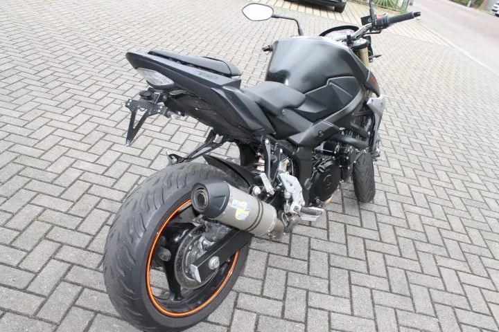 Suzuki GSR 750