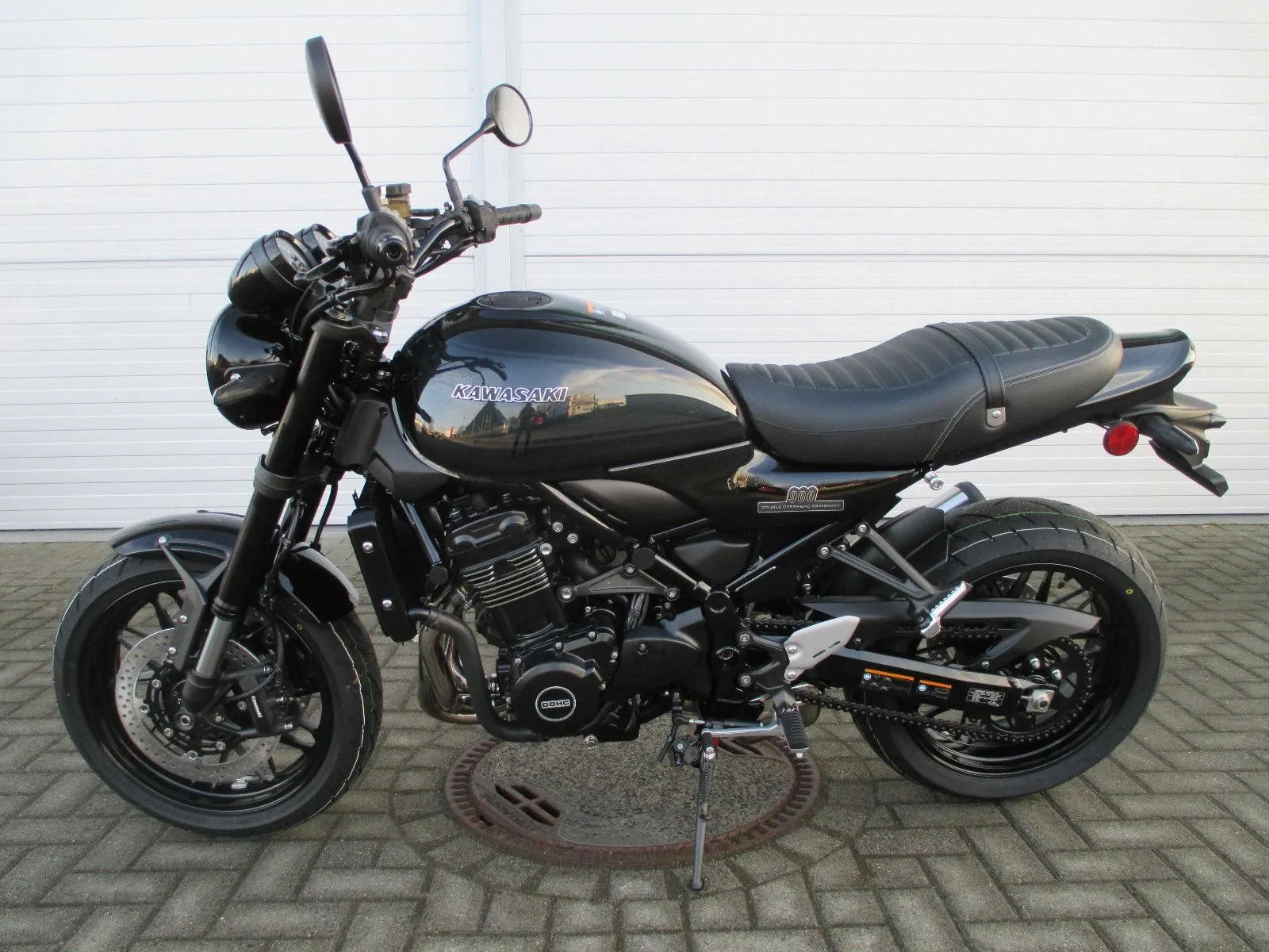 Kawasaki Z900 RS Black Ball Edition