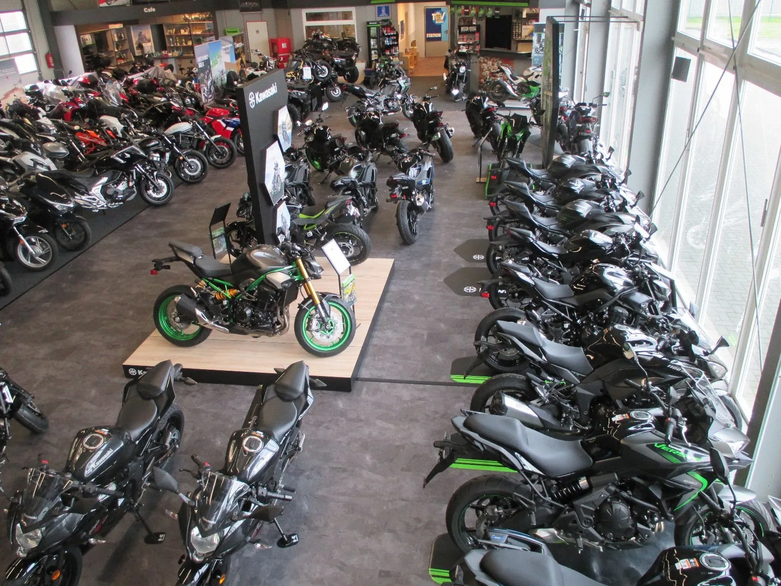 Kawasaki Z900 RS Black Ball Edition