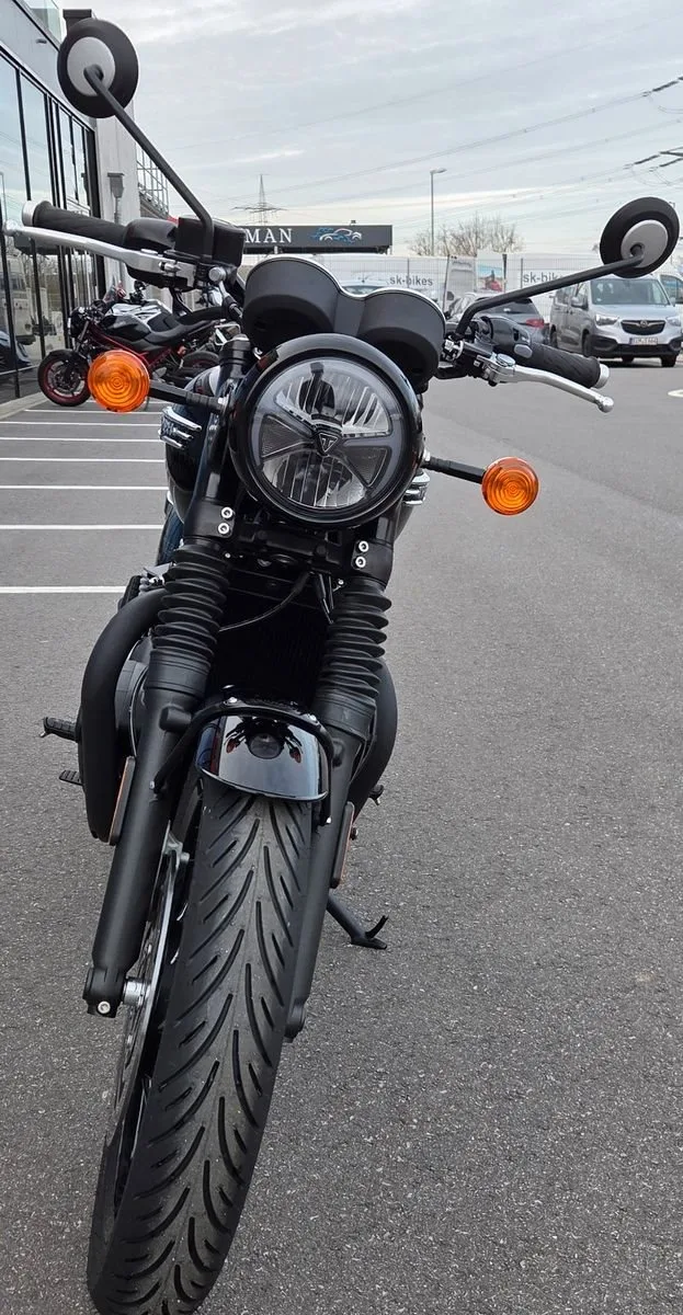 Triumph Bonneville T120 Black