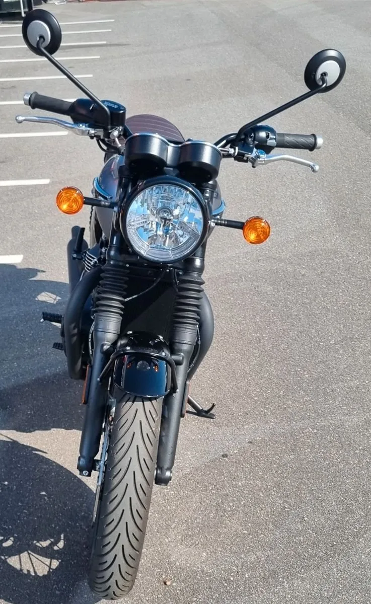 Triumph Bonneville T120 Black