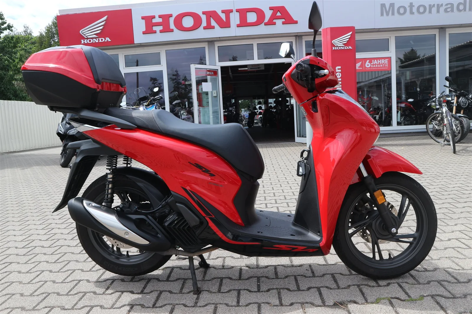 Honda SH150i Honda SH 150i mit einem Jahr Garantie, Roller ist Scheckheft gepflegt.