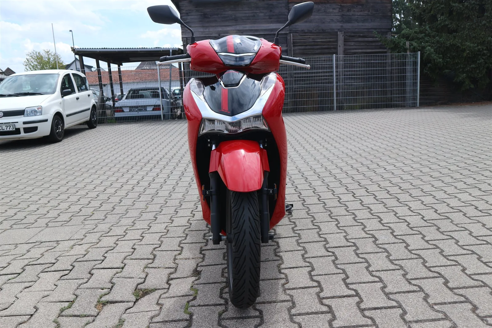 Honda SH150i Honda SH 150i mit einem Jahr Garantie, Roller ist Scheckheft gepflegt.