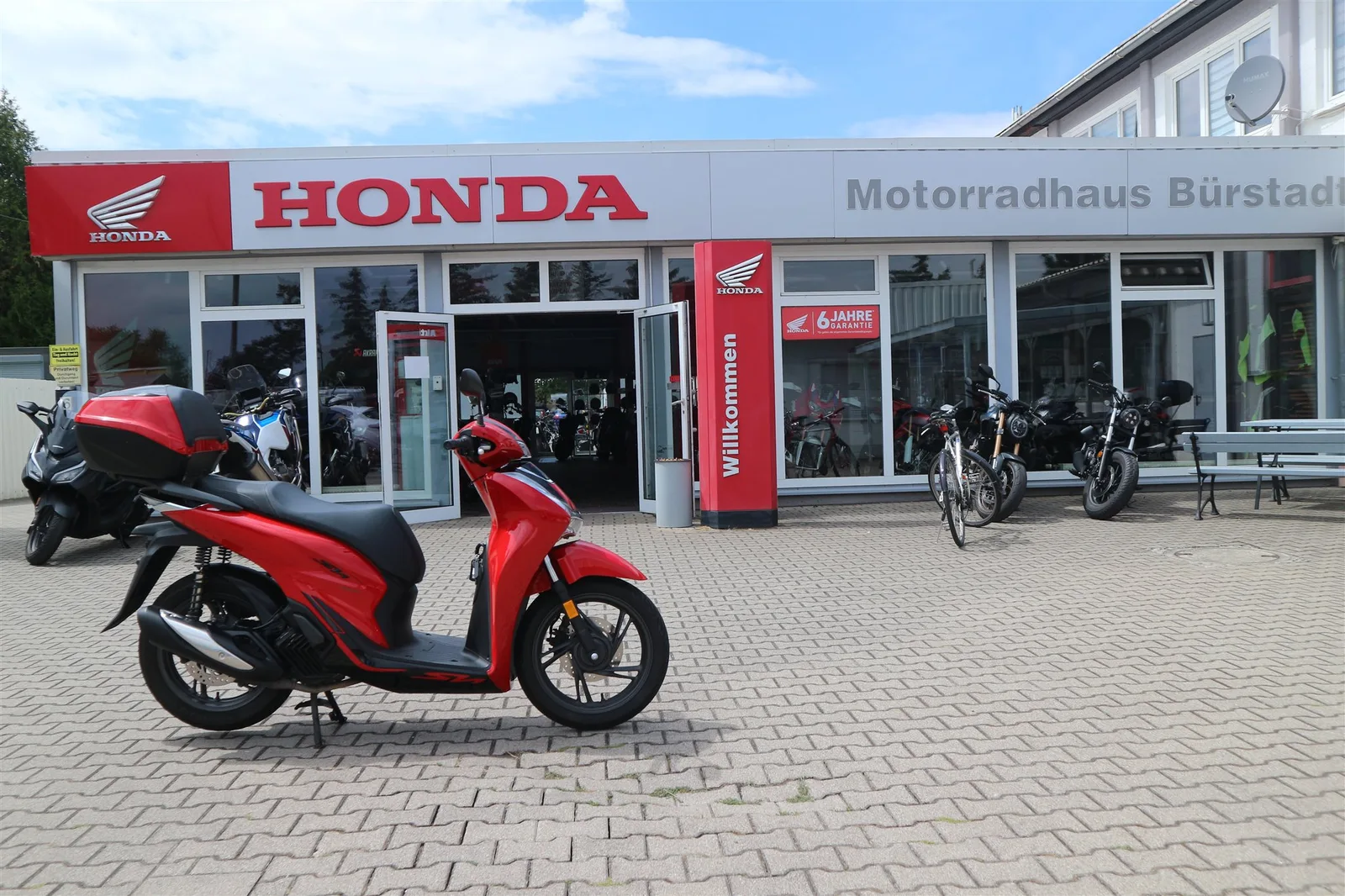 Honda SH150i Honda SH 150i mit einem Jahr Garantie, Roller ist Scheckheft gepflegt.